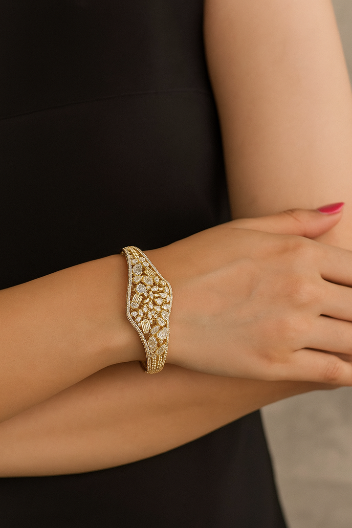 Elegant Diamond-Studded Openable Bracelet