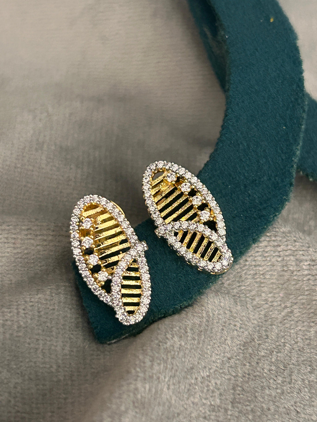 Elegant Diamond-Studded Gold Pendant Set for Women