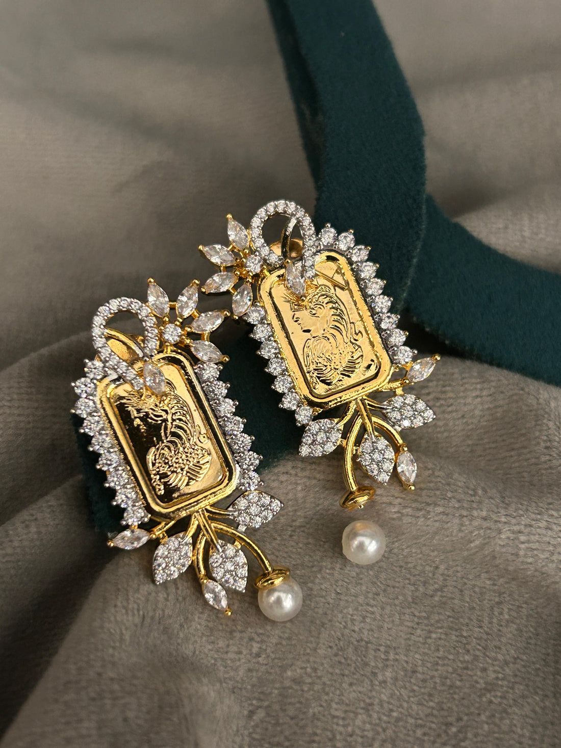 Ginni Peacock Royal Grace Pendant Set