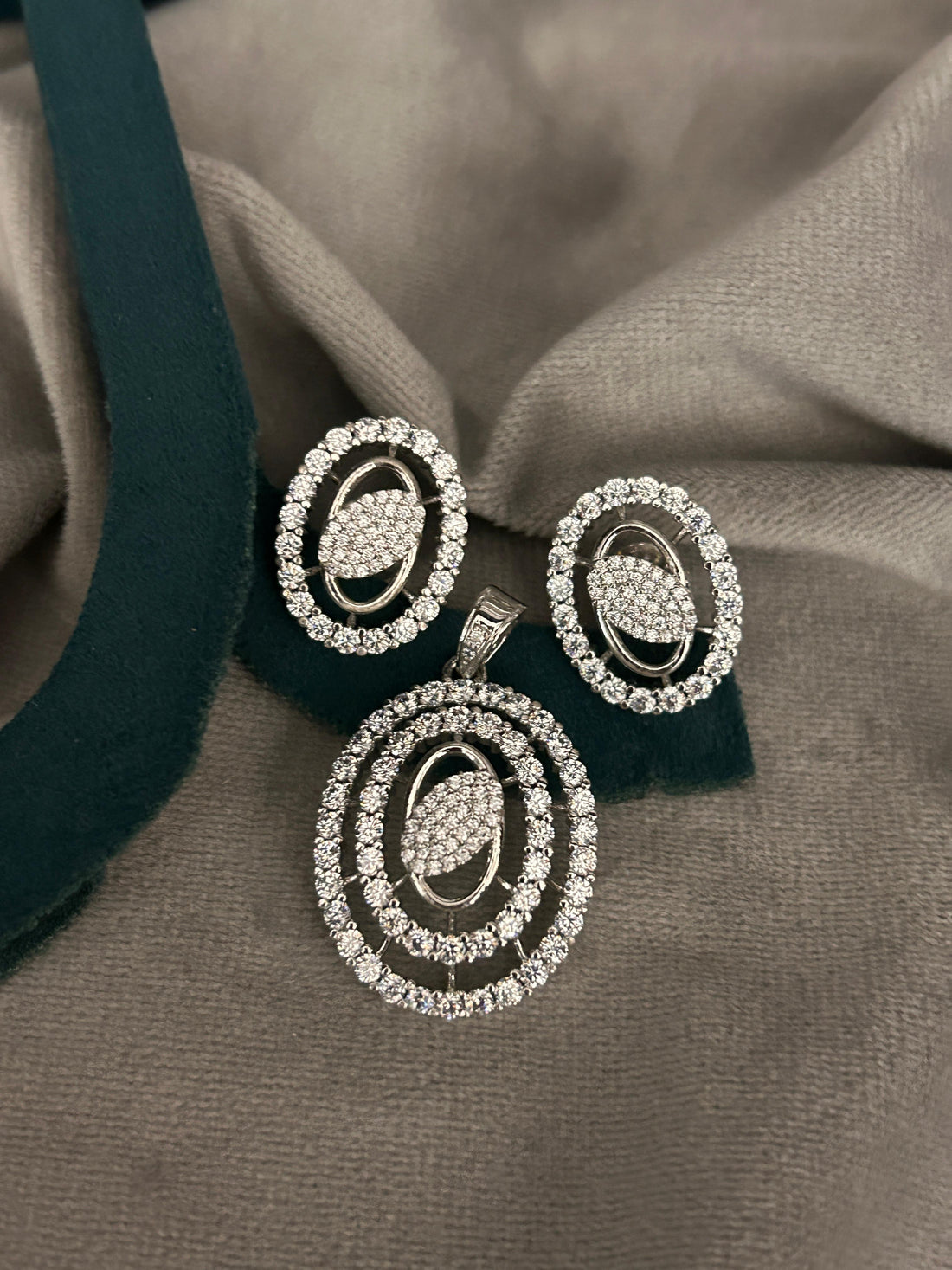 Silver Orbit Oval Pendant Set