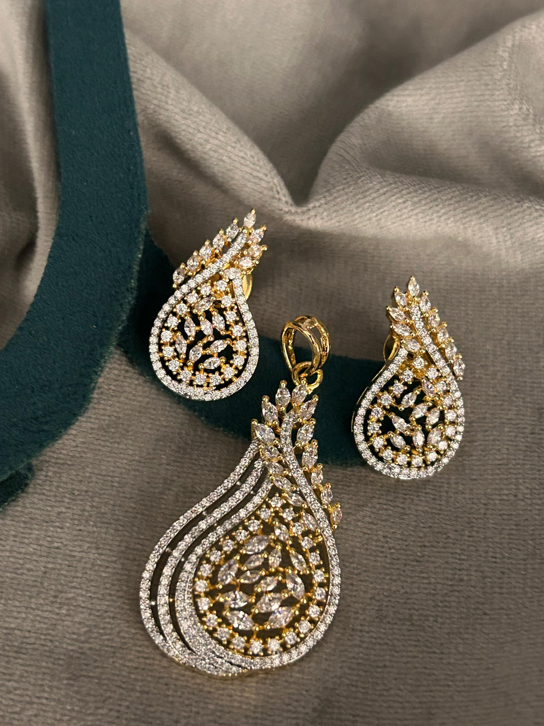 Golden Regal Paisley Pendant Set