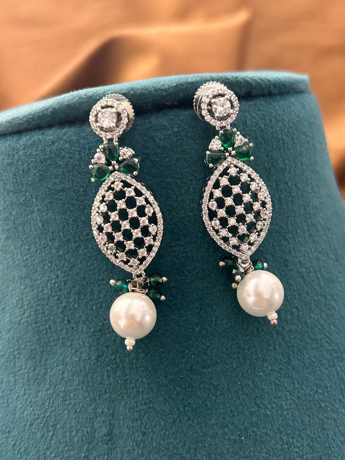 Pearl Emerald Net Motif Choker Set