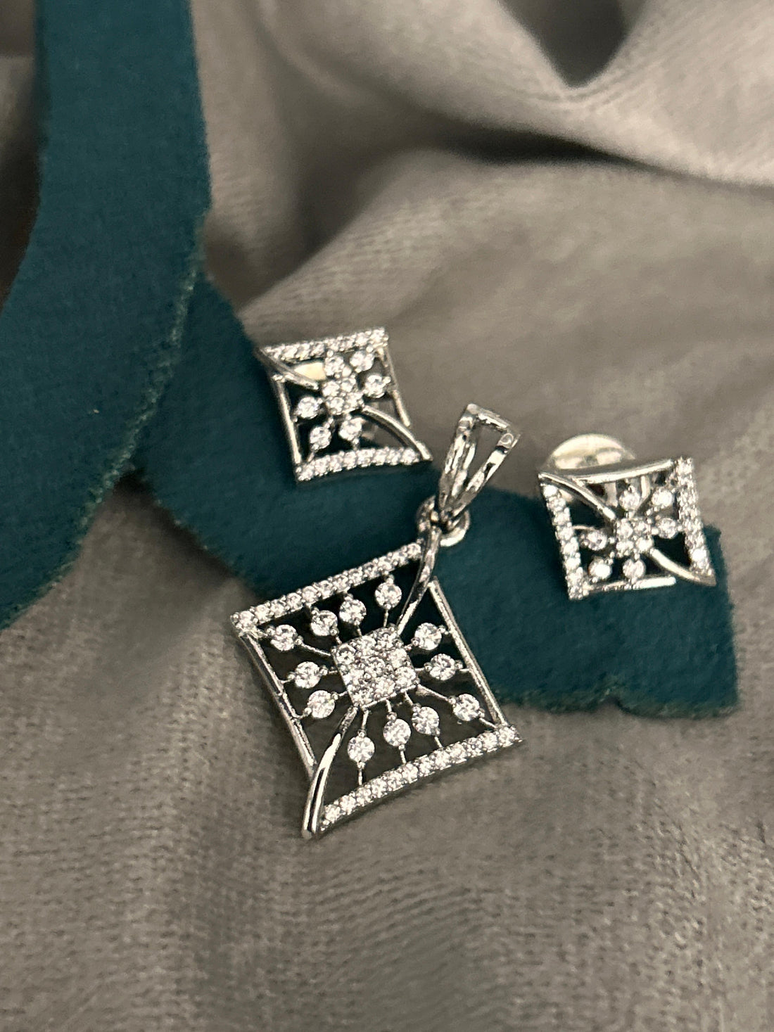 Frosted Bloom Diamond Pendant Set