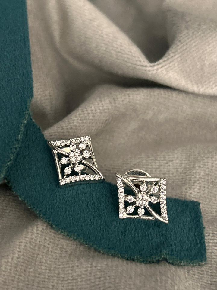 Frosted Bloom Diamond Pendant Set