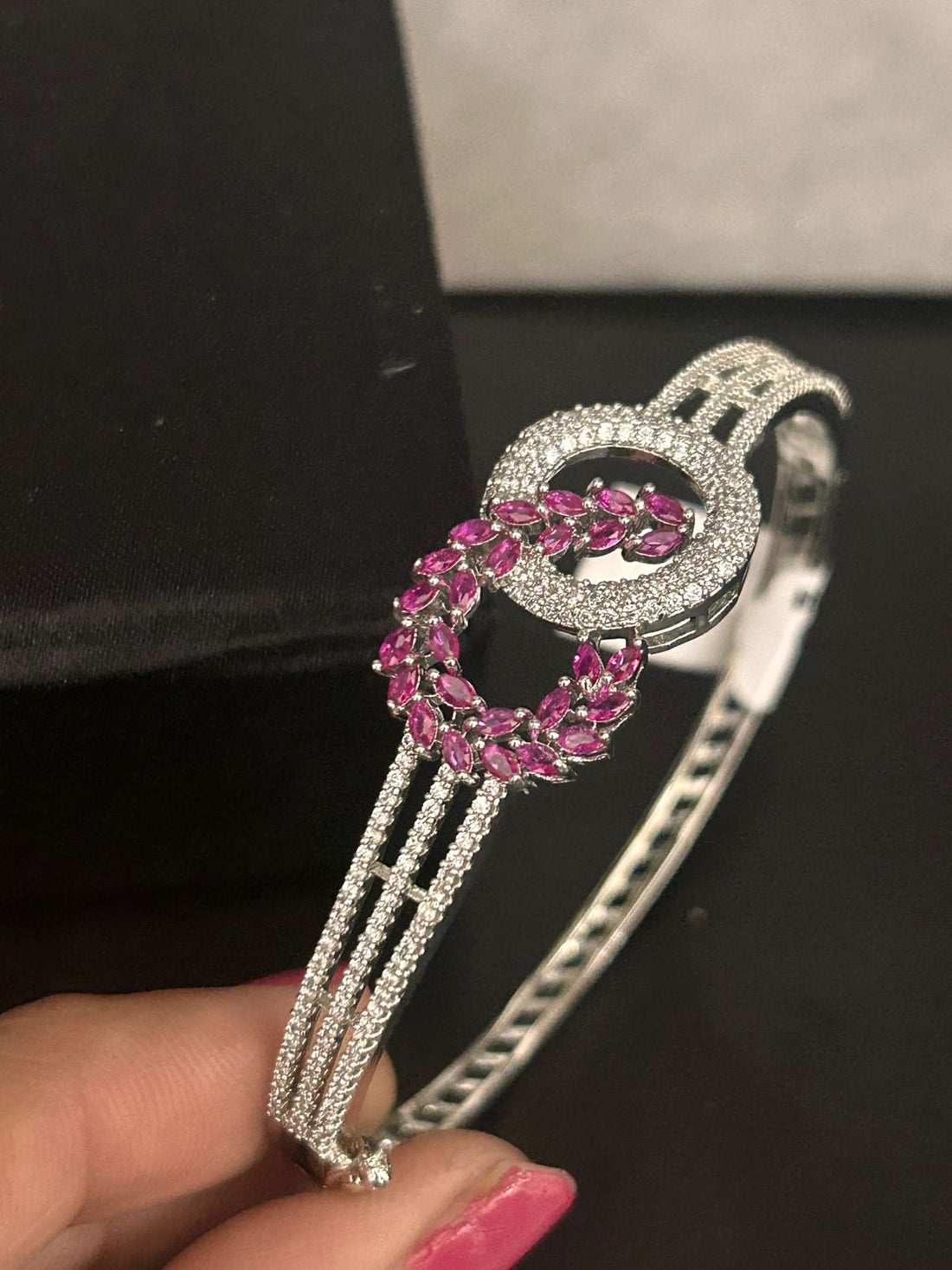 Pink Stone Circle Openable Bracelet