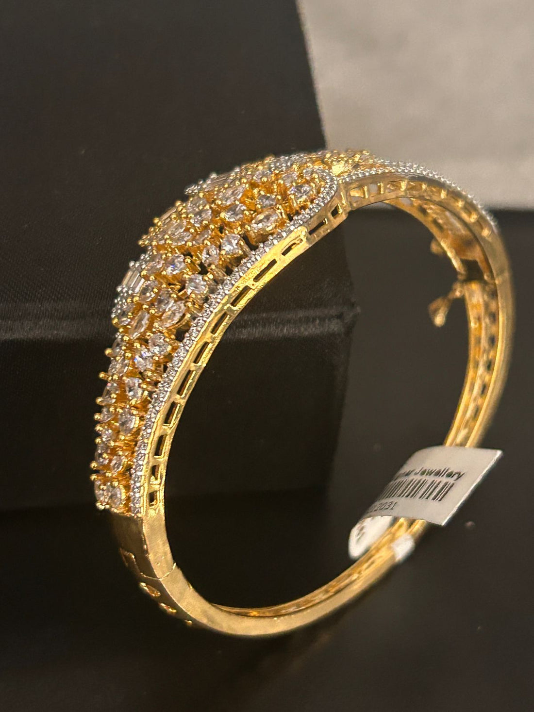 Elegant Diamond-Studded Openable Bracelet