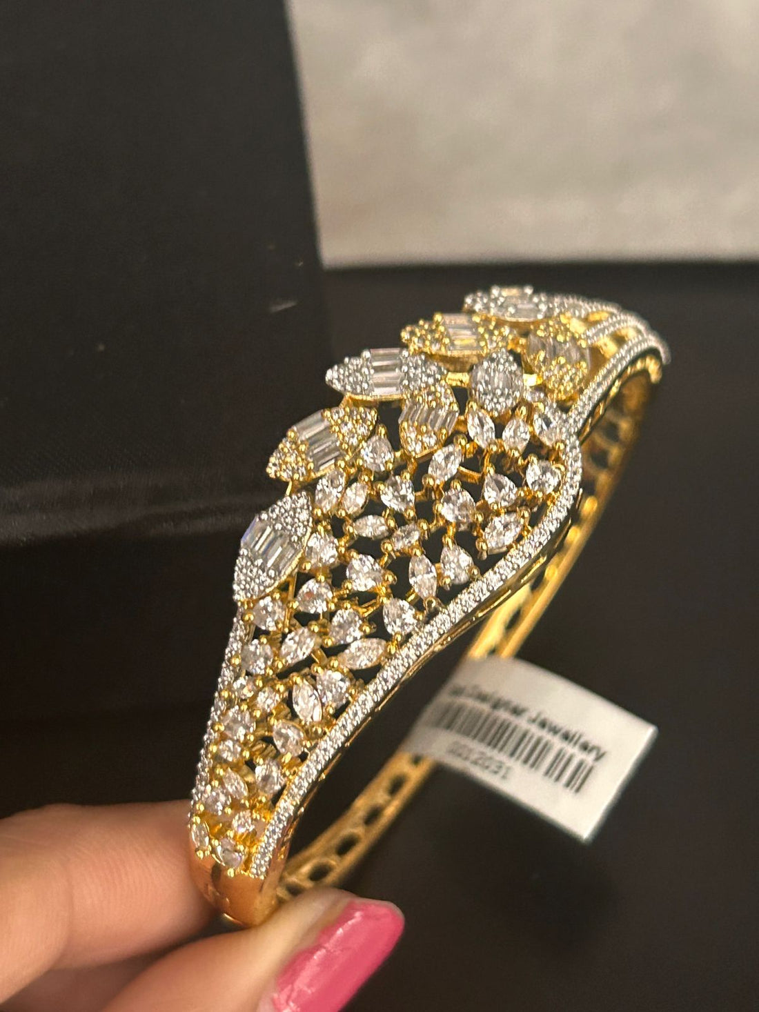 Elegant Diamond-Studded Openable Bracelet