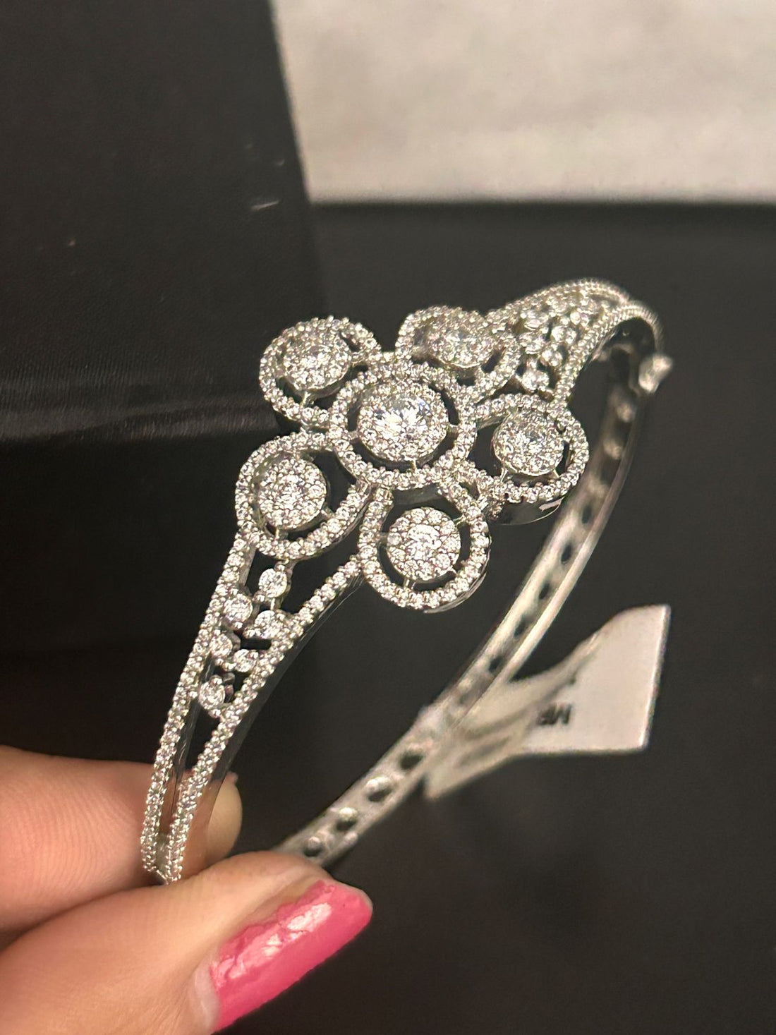 Sparkling Floral Diamond Openable Bracelet