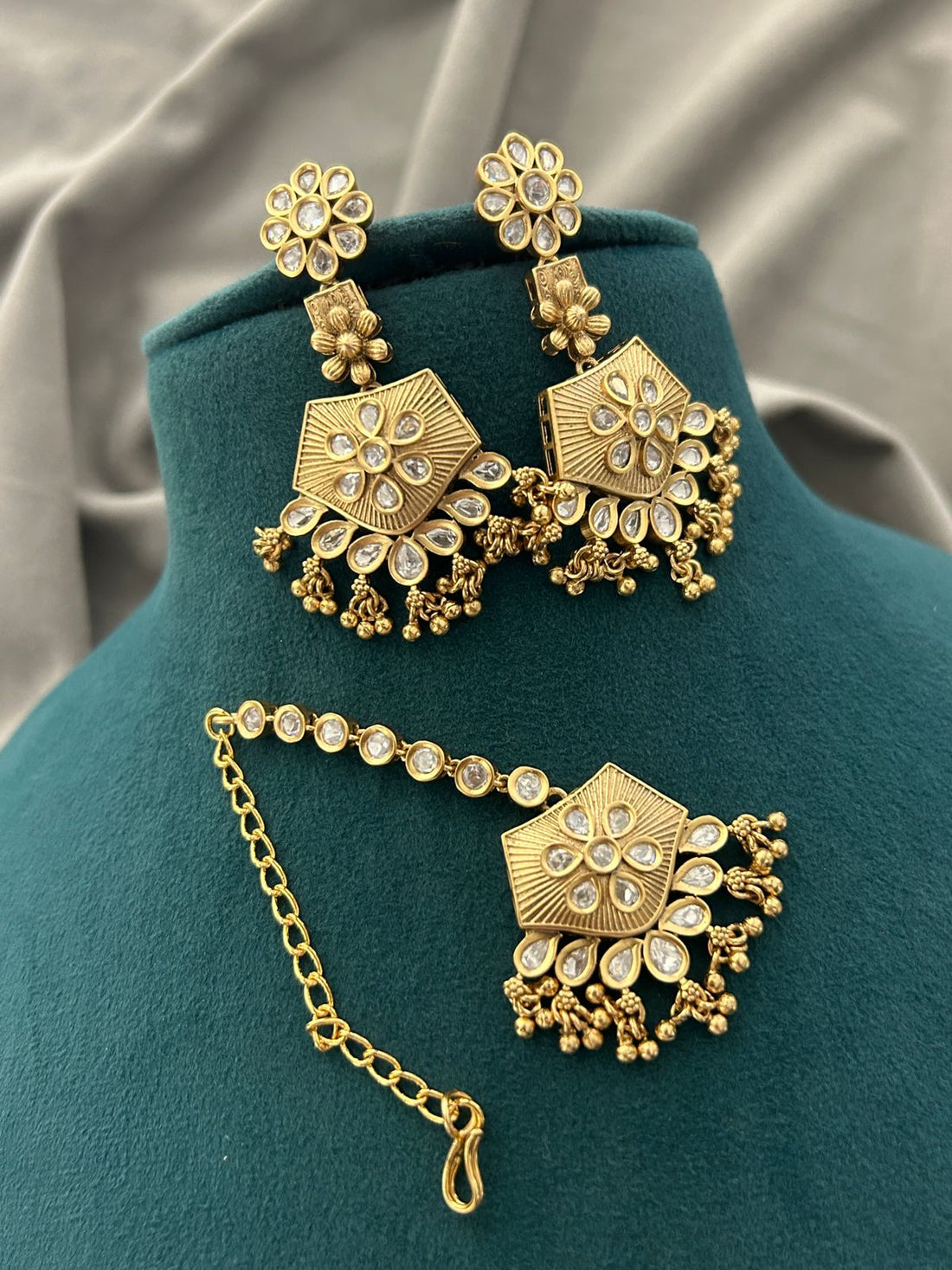 Antique Gold Kundan Bridal Choker Set with Maang Tikka and Earrings