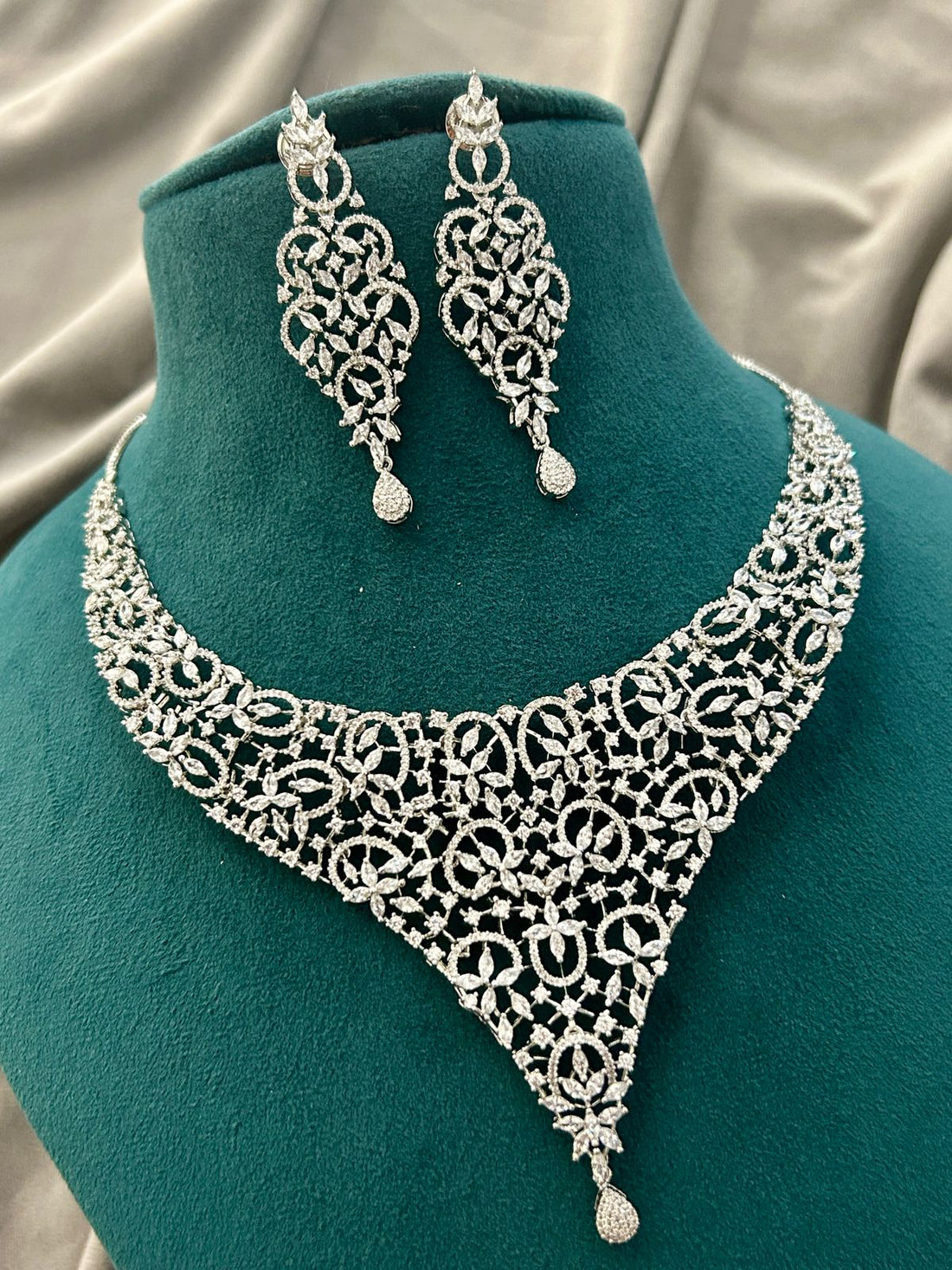Elegant Filigree Diamond Look Necklace Set