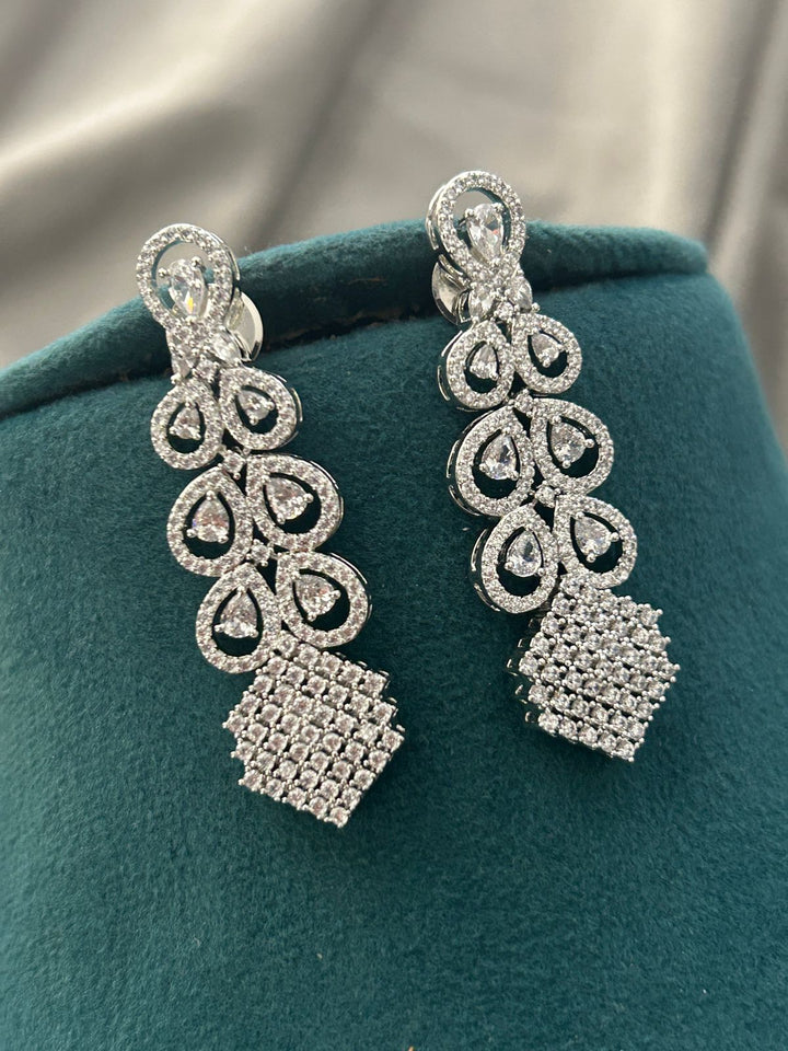 Graceful Teardrop Diamond Choker Set