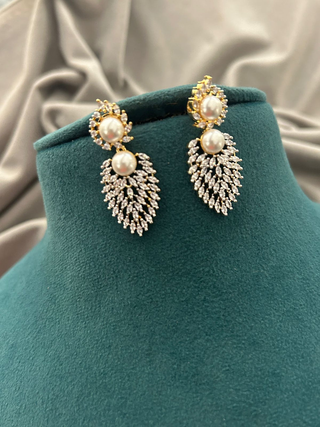 Pearl Radiance Diamond Look Necklace Set