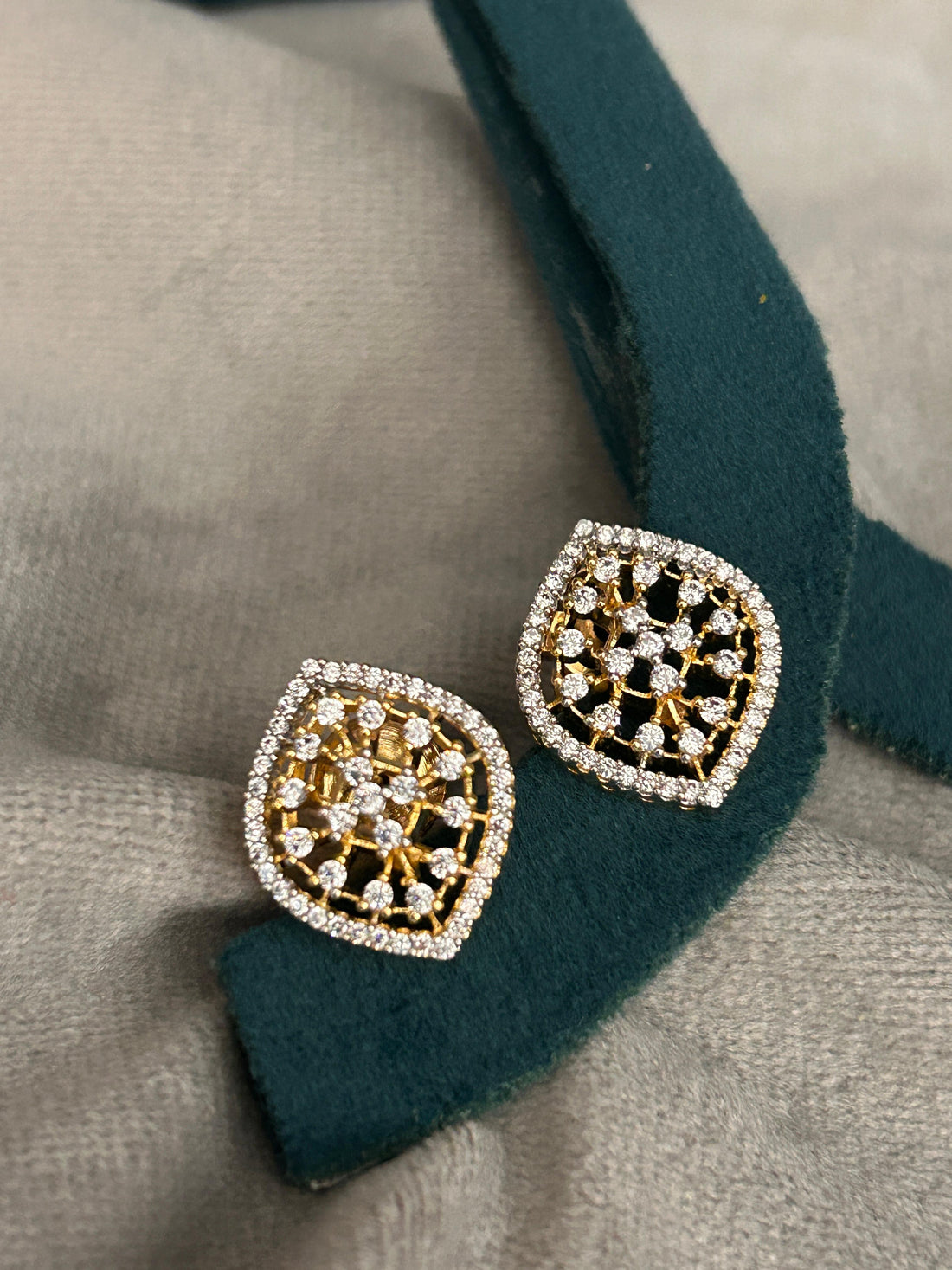 Golden Net Sparkle Pendant Set