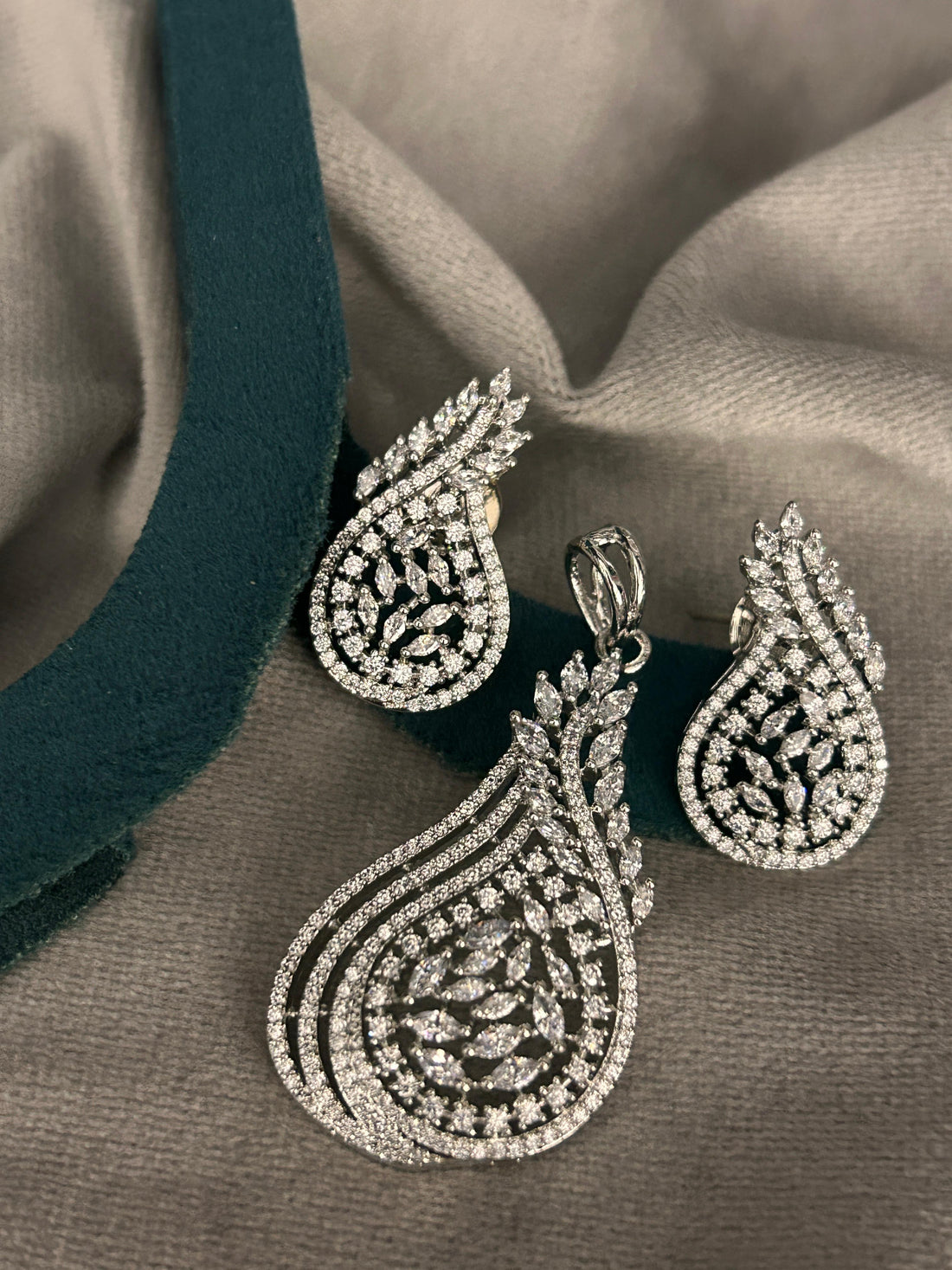 Silver Regal Paisley Pendant Set