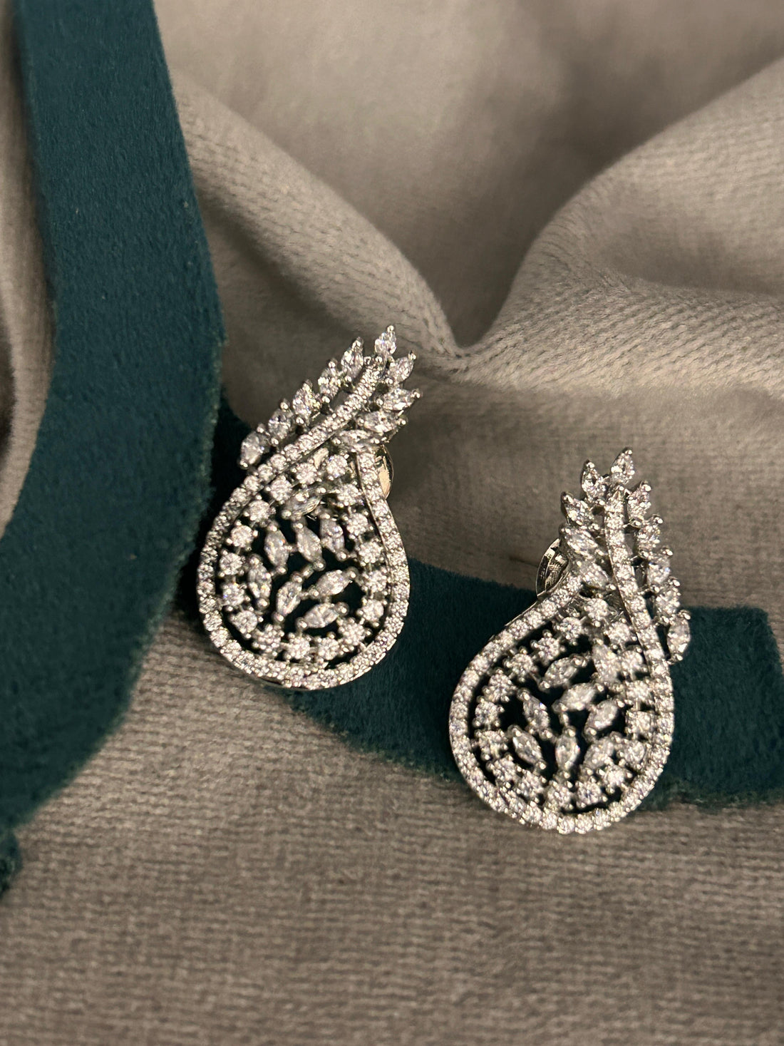 Silver Regal Paisley Pendant Set