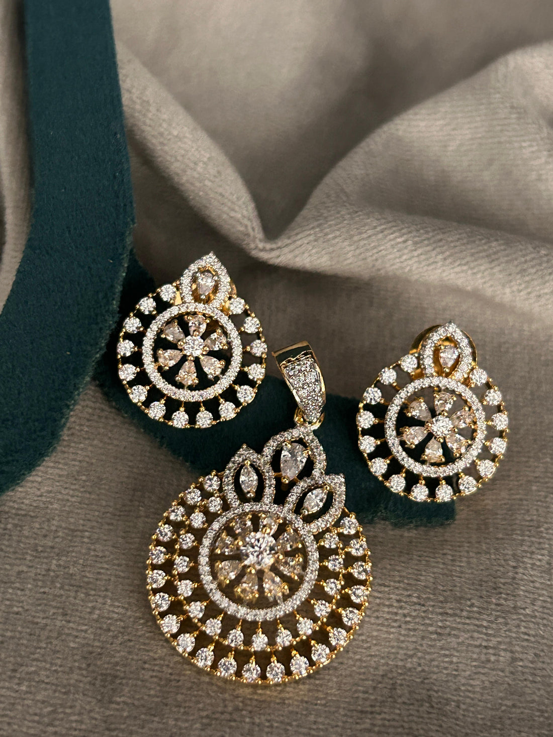 Golden Royal Radiance Pendant Set