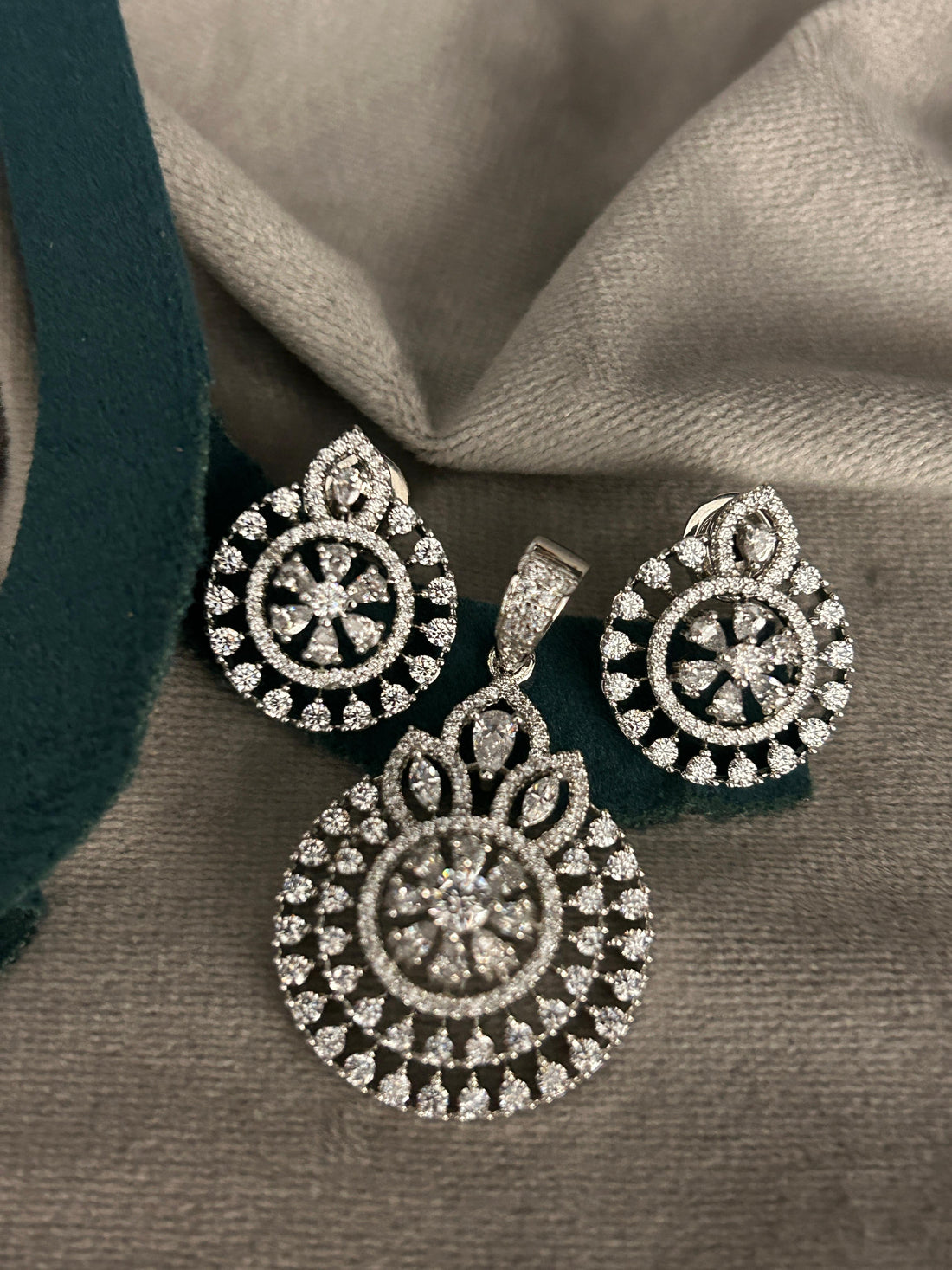 Silver Royal Radiance Pendant Set