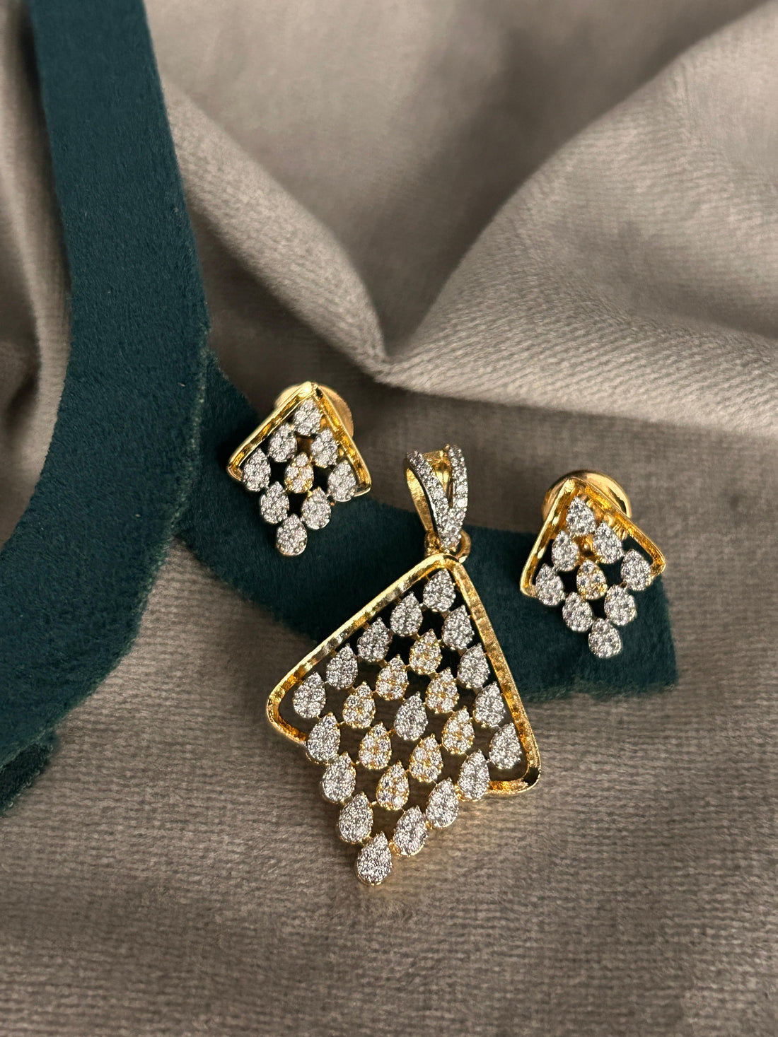 Golden Teardrop Cluster Pendant Set