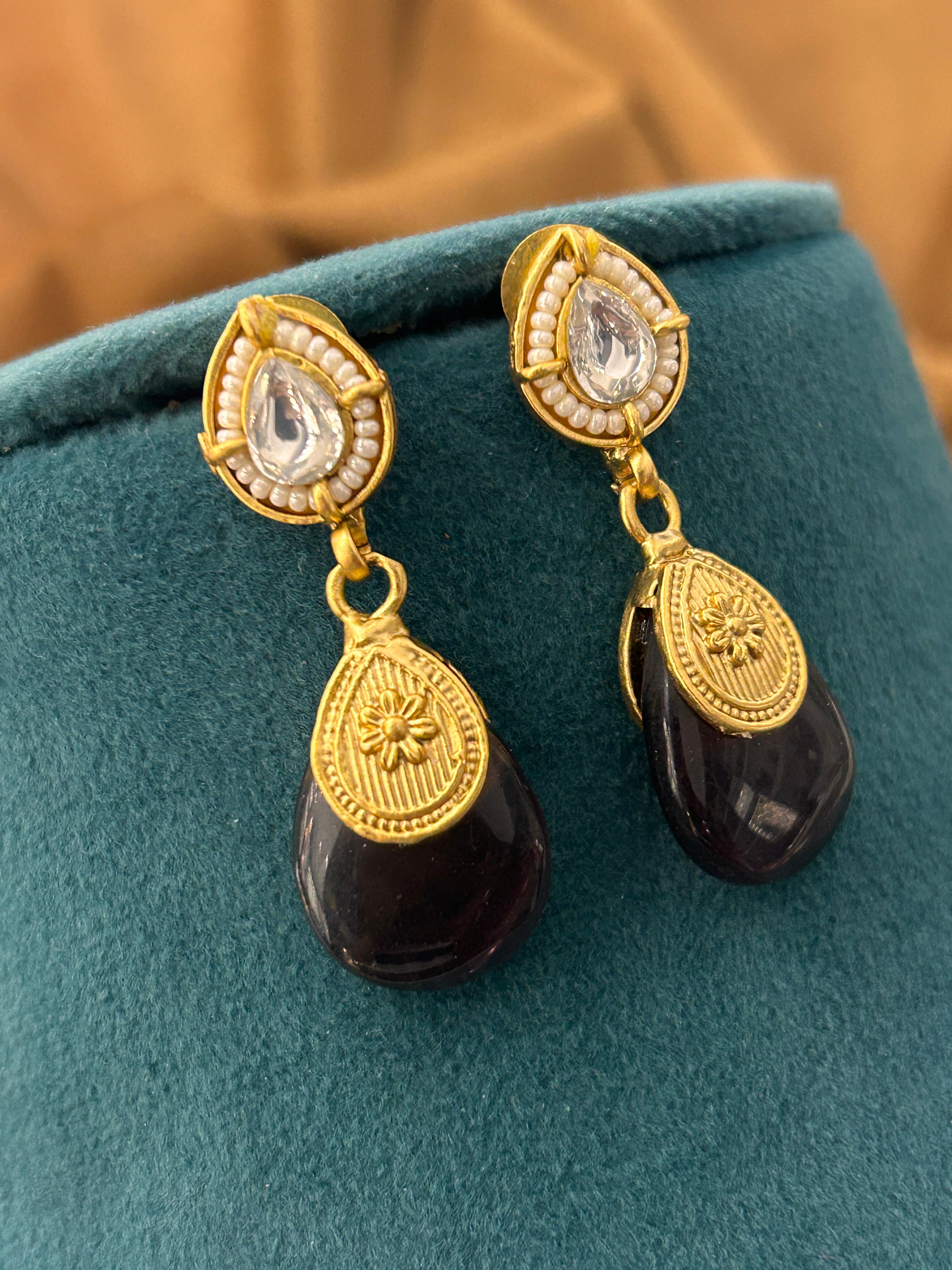 Elegant Matte Gold Drop Pendant Necklace Set with Black Stone Beads