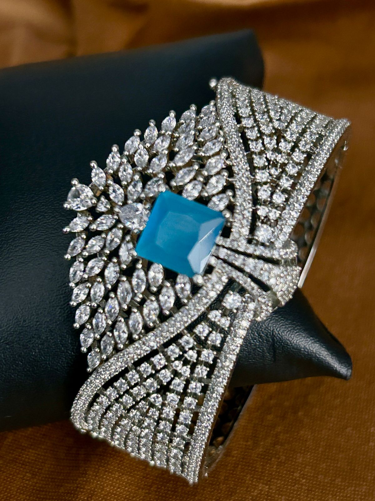 Blue Stone Diamond Look Openable Bracelet