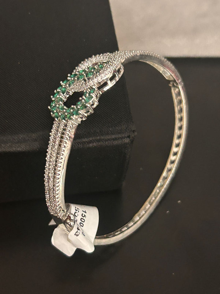 Emerald Circle Openable Bracelet