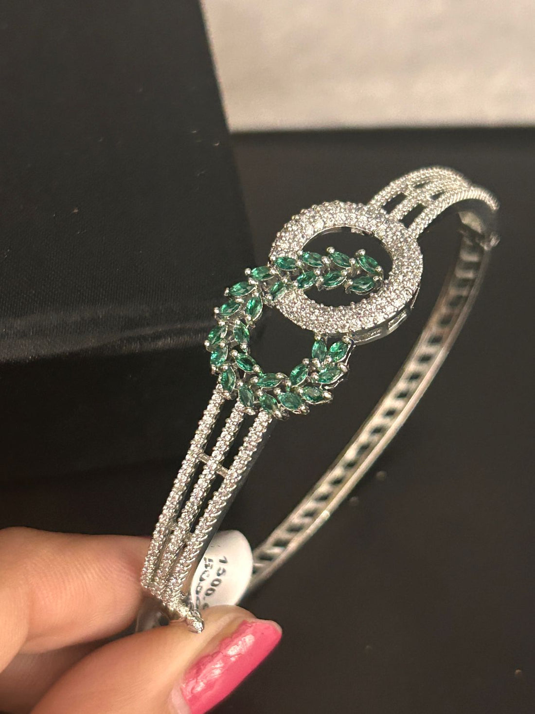 Emerald Circle Openable Bracelet
