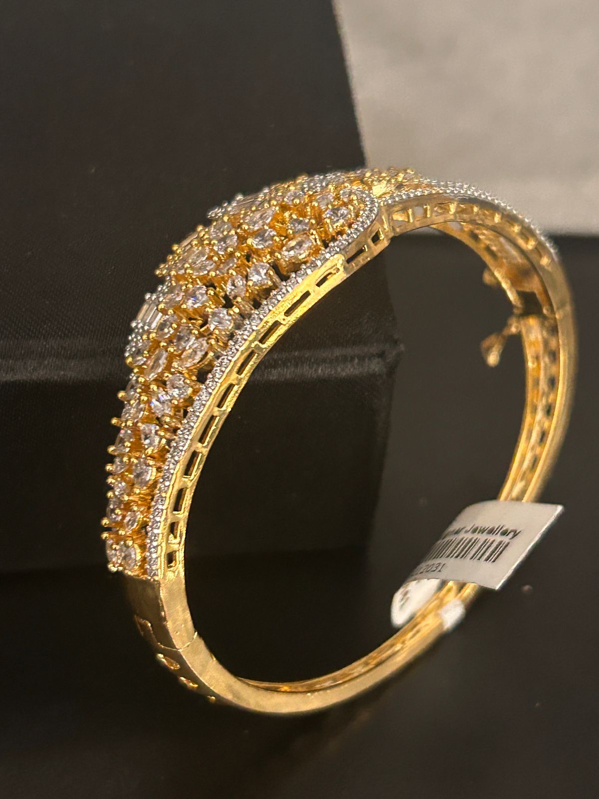 Elegant Diamond-Studded Openable Bracelet