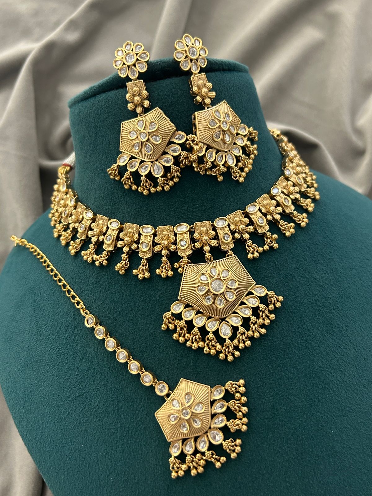 Antique Gold Kundan Bridal Choker Set with Maang Tikka and Earrings