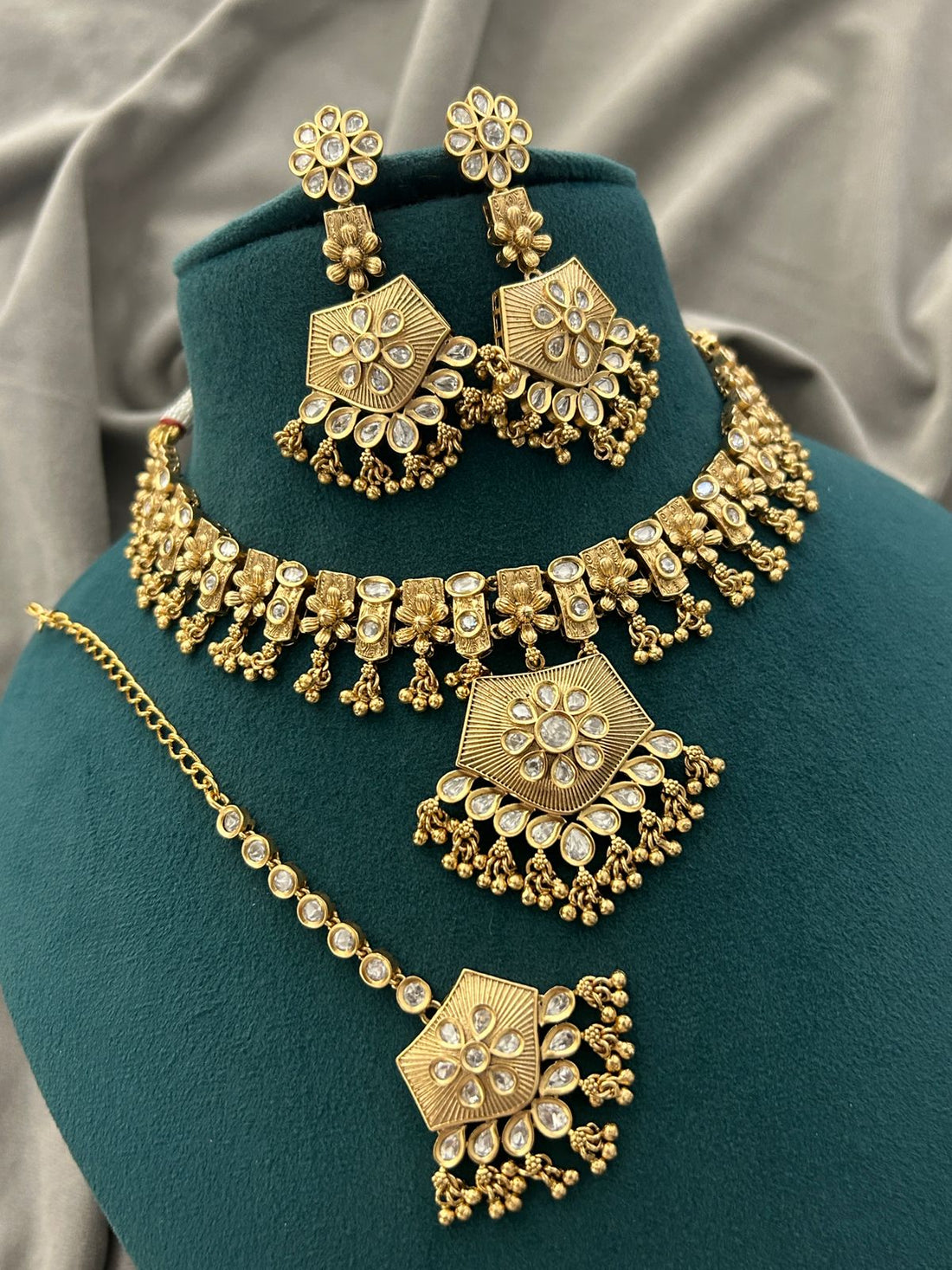 Antique Gold Kundan Bridal Choker Set with Maang Tikka and Earrings