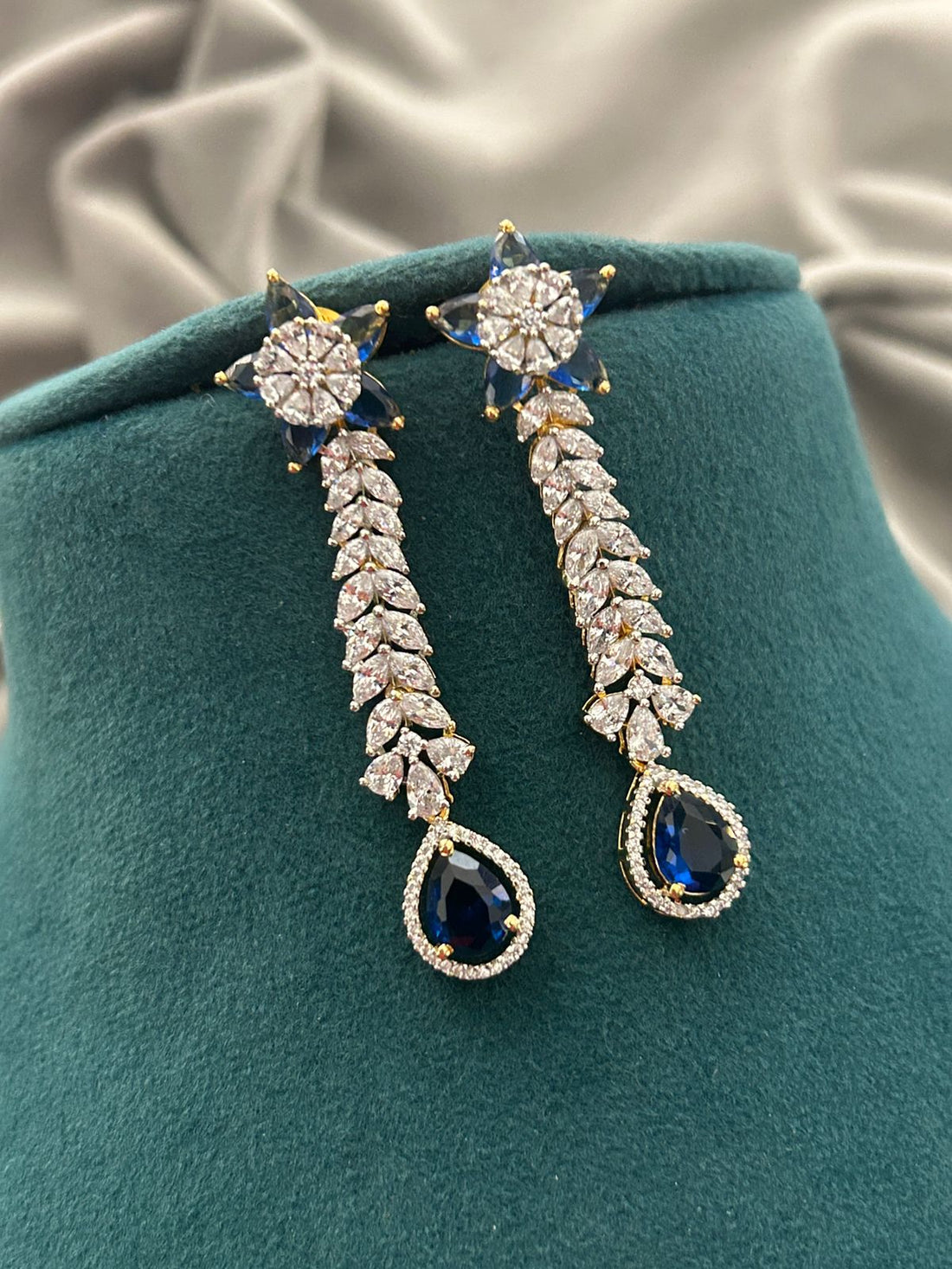 Royal Bloom Blue Diamond Look Necklace Set