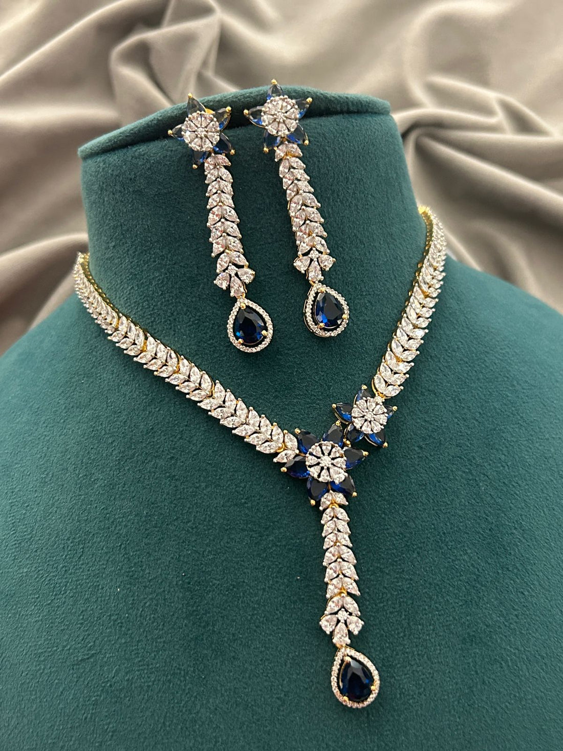 Royal Bloom Blue Diamond Look Necklace Set