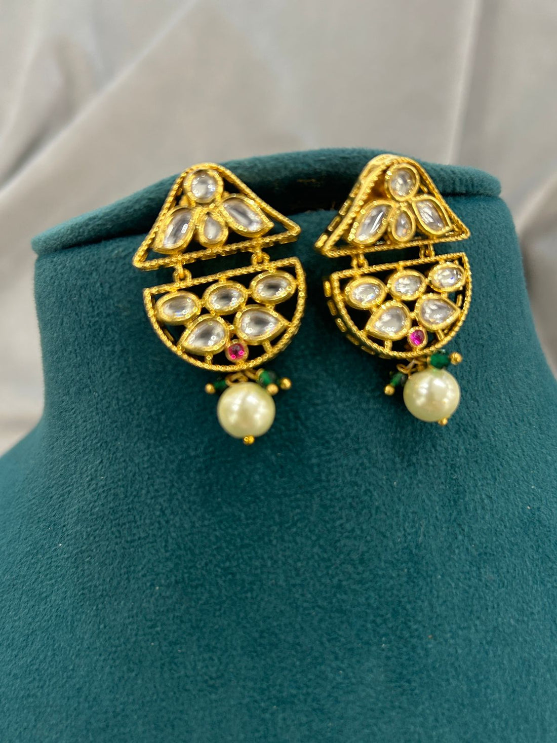 Classic Kundan Pendant Necklace with Pearl Beads