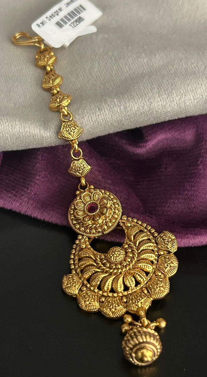 Antique Gold Temple Maang Tikka with Traditional Detailing