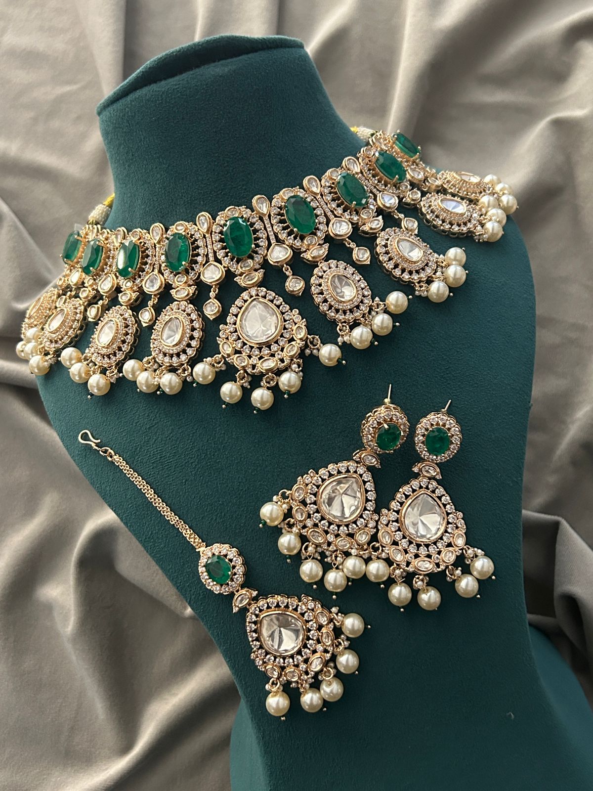 Emerald Kundan Grand Bridal Necklace Set with Earrings & Maang Tikka