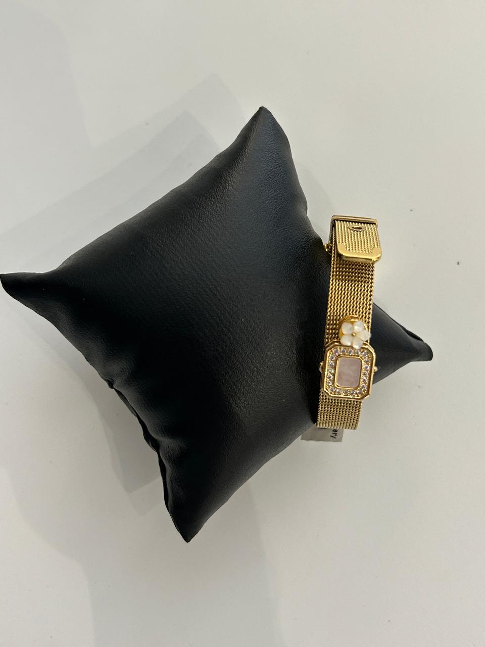 Chic Gold Mesh Bracelet with Stone & Pearl Detailing Modern Designer Style